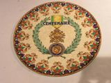 une assiette décorative arborant l'emblème du centenaire