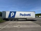 un camion semi-remorque garé dans un parking