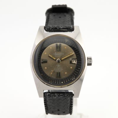 une montre posée sur un support sur une surface blanche