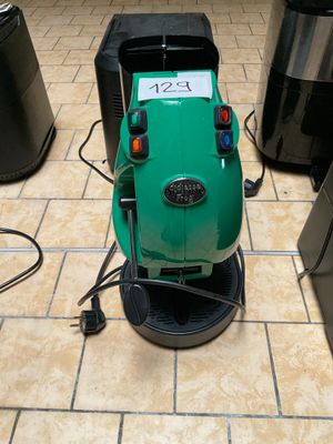 une machine verte posée sur un sol carrelé