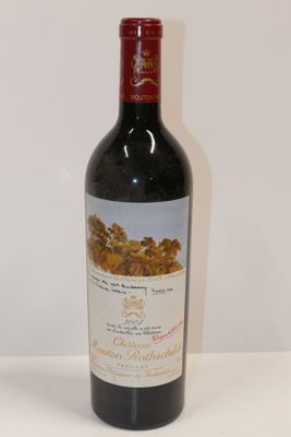 une bouteille de vin posée sur une table
