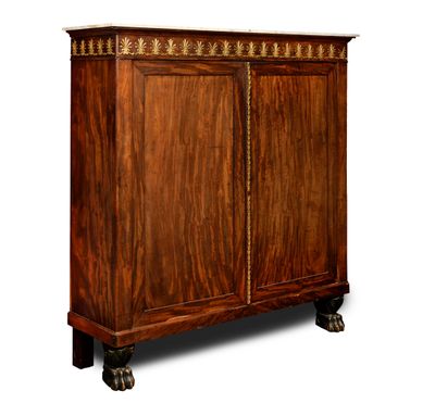 Armoire en acajou flammé ouvrant à deux vantaux, le plateau …