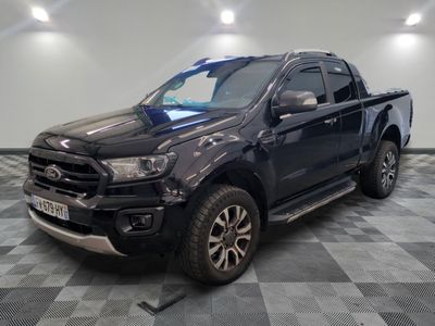 une photo d'un pick-up noir garé dans un garage