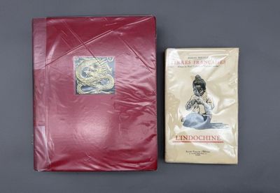 un livre et un paquet de café posés sur une table