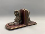 une image représentant un serre-livres orné d'une statue représentant une femme et un homme