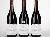 trois bouteilles de vin posées sur une table blanche