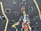 le dessin d'un homme portant un chapeau et un pantalon rouge, tenant un verre