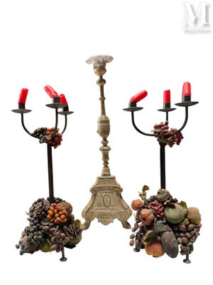 deux chandeliers ornés de bougies rouges et de fruits