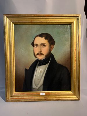 portrait d'un homme en smoking dans un cadre doré