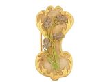 une photo d'une broche ornée de fleurs