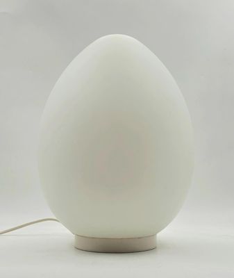 une lampe blanche posée sur une table
