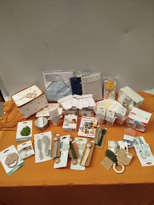 une table sur laquelle sont posées de nombreuses cartes et d'autres objets