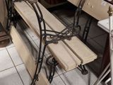 un banc enchaîné à une table dans une pièce