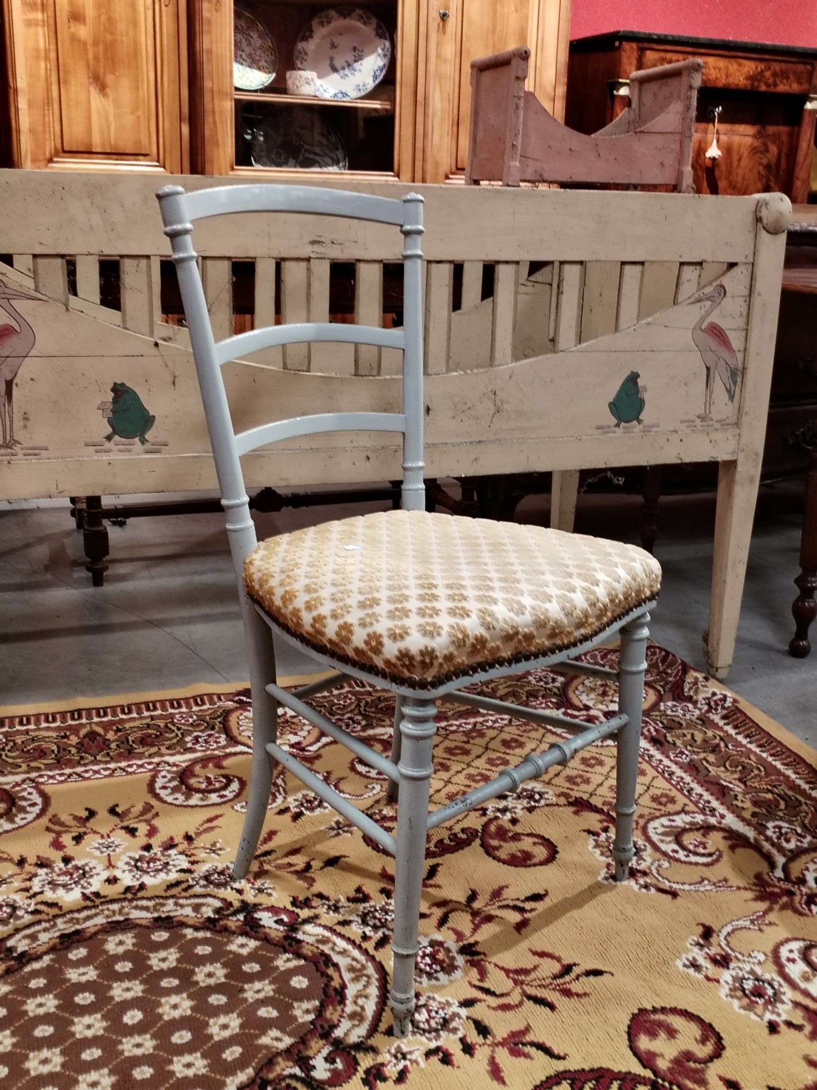 Chaise en bois laqué gris ; le dossier à capitons ; belle ga…