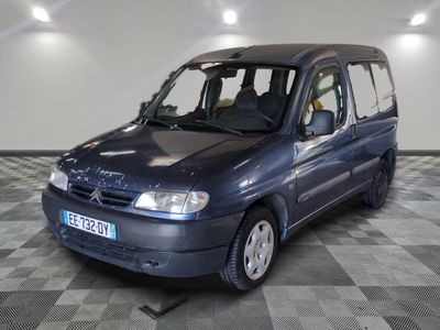 la photo d'une petite camionnette bleue garée dans un garage