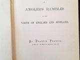 un livre ouvert dont le titre est celui d'un poème écrit par un pêcheur de lacs et de rivières : « Promenades dans le nord de l'Angleterre et en Écosse »