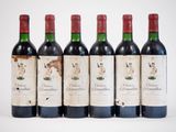 six bouteilles de vin sont alignées sur une surface blanche