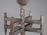 un petit objet en bois surmonté d'une horloge