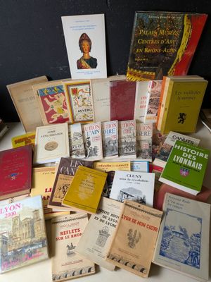 un grand nombre de livres posés sur une table