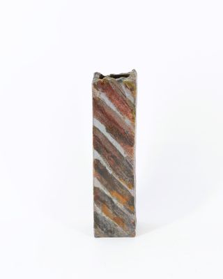 vase rectangulaire marbré sur une surface blanche, avec un fond blanc