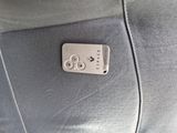 un bouton métallique situé à l'arrière d'un siège auto