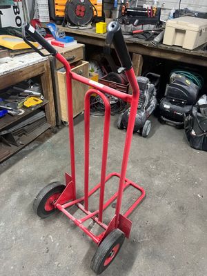 un diable rouge qui se trouve dans un garage