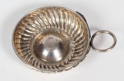 TASSE VINS EN ARGENT, aux 800 millièmes à décor de godrons t…