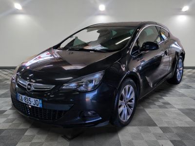 la photo d'une voiture noire garée dans un garage