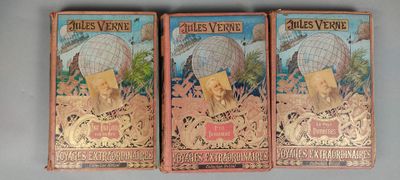 trois paquets de cigarettes posés sur une table