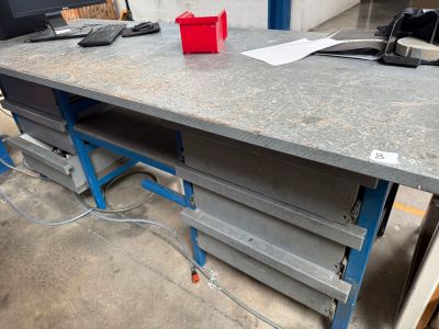 un bureau sur lequel se trouve un ordinateur, dans un garage