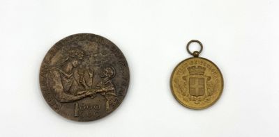 une vieille pièce et une petite pièce posées l'une à côté de l'autre