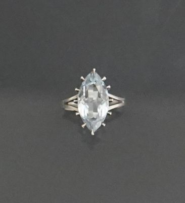 Bague en argent ornée d'une aigue-marine de taille navette e…