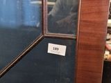 une porte vitrée sur laquelle est accrochée une pancarte, dans une pièce