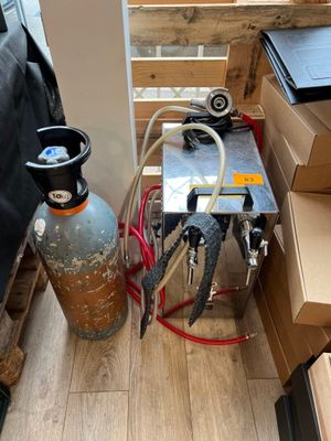 un extincteur et une bonbonne de propane posés par terre