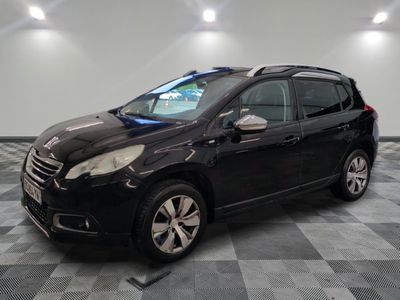 la voiture noire est garée dans le garage sur le sol en damier