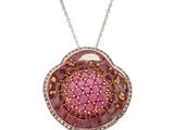 un pendentif rose et or serti de diamants, monté sur une chaîne