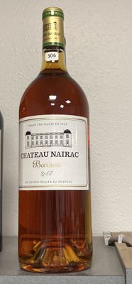 une bouteille de vin posée sur une étagère à côté d'une autre bouteille de vin