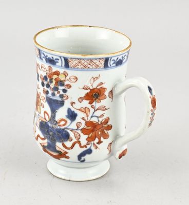 une tasse à café ornée d'un motif bleu et orange