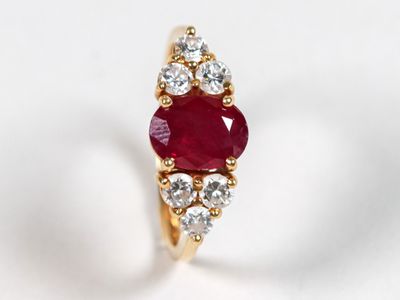 un gros plan d'une bague sertie d'un rubis et de diamants