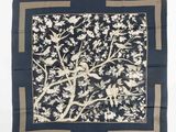 un gros plan sur un foulard carré orné d'oiseaux et de fleurs