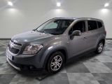 La Chevrolet RAV grise est garée sur un sol en carrelage à damier.