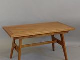 table en bois avec un plateau en bois sur fond blanc
