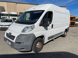 une camionnette blanche garée dans un parking
