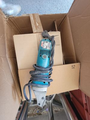 une boîte contenant une perceuse et une boîte contenant une perceuse