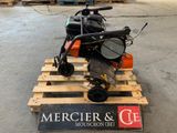 un petit moteur posé sur une palette dans un entrepôt