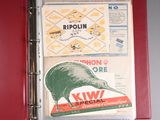 un classeur rouge avec l'image d'un kiwi dessus