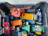 un panier rempli de petites voitures et de petits camions