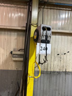 une photo d'un garage dont la porte est ouverte et sur laquelle est accrochée une pancarte