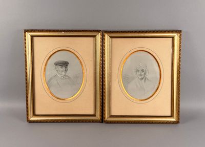 deux portraits encadrés représentant un homme et une femme coiffés de chapeaux