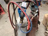 beaucoup de bouteilles de gaz et de tuyaux par terre